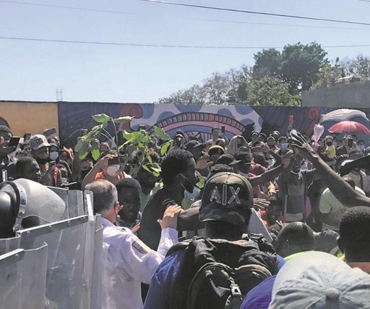 Exigen africanos papeles con danzas, canto y marchas