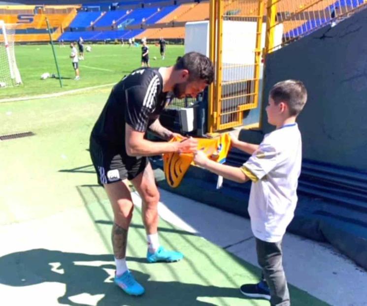 Consiente Gignac y referentes de Tigres a niño Iker