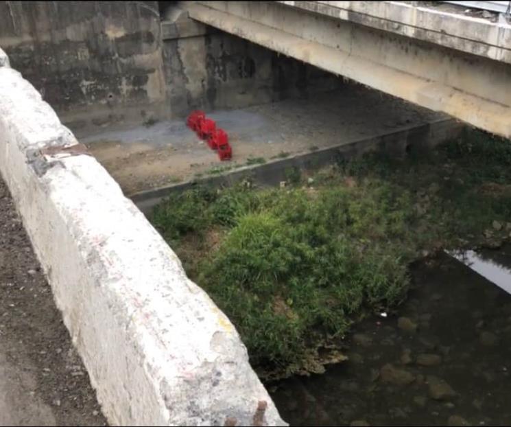 Tira tráiler cargamento de refrescos en Montemorelos