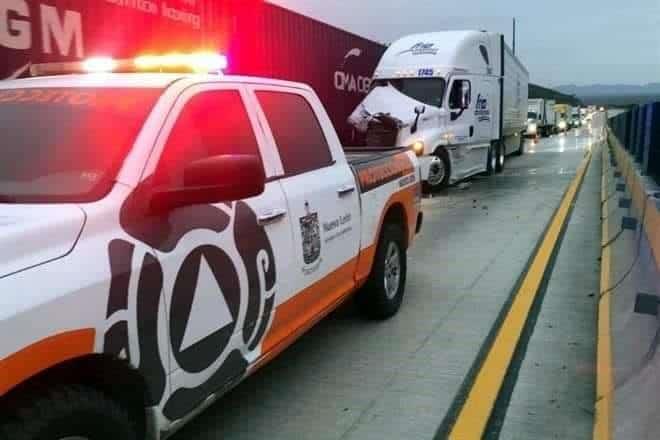 Choque entre tráilers colapsa Carretera Monterrey-Laredo