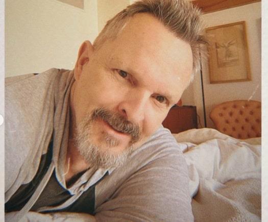 Reaparece Miguel Bosé con nuevo y moderno look