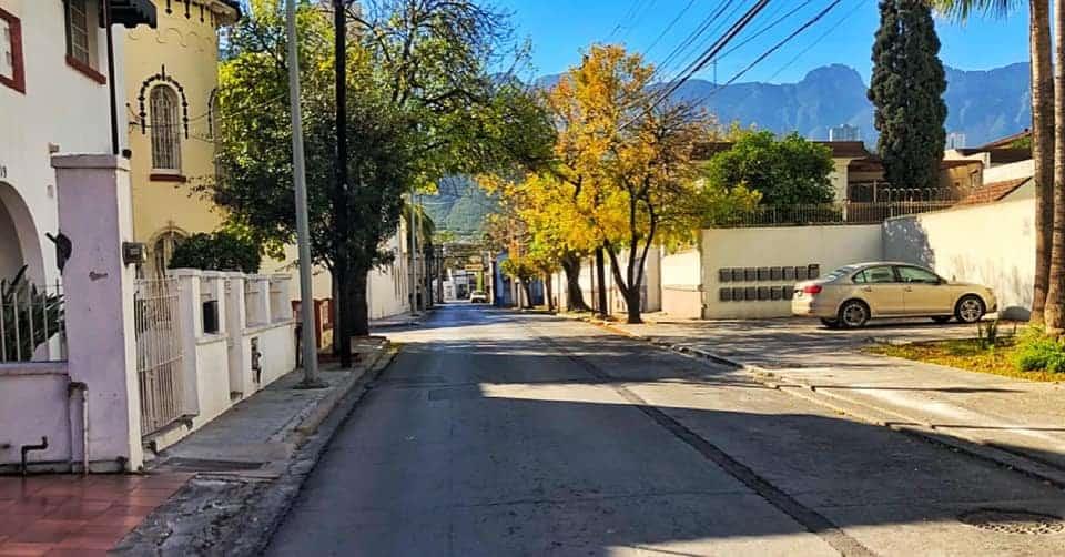 Carece Monterrey de banquetas adecuadas para caminar
