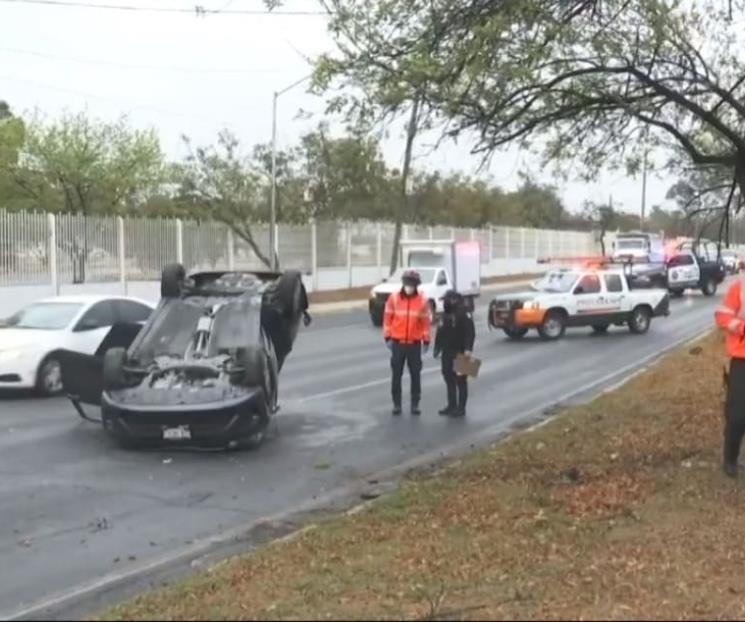 Resulta mujer herida al volcar su auto