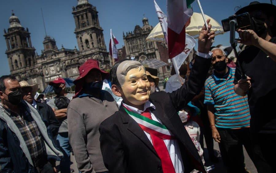 Apoyan en Zócalo continuidad de AMLO