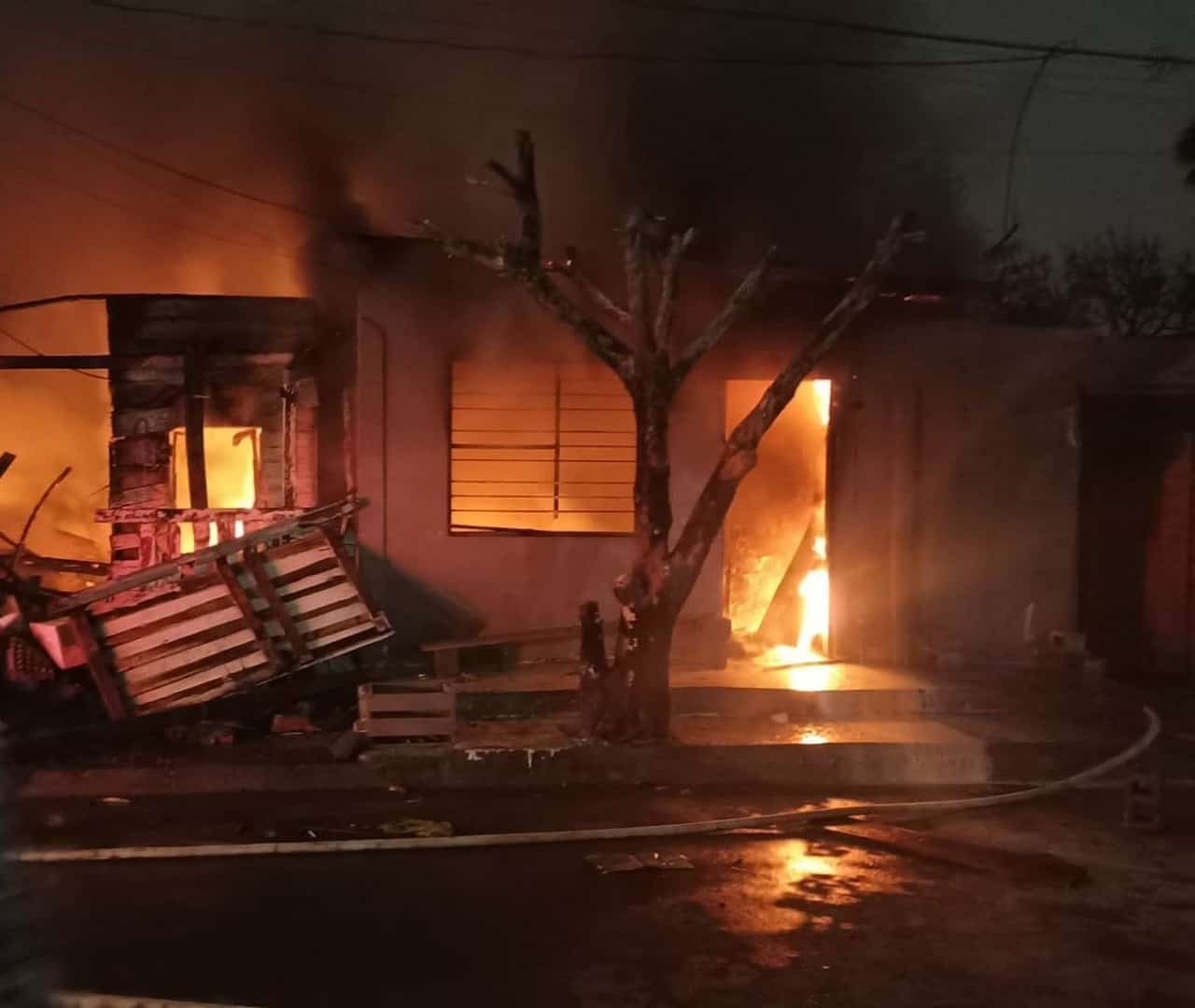 Encendió una fogata en el interior de su vivienda, pero el fuego se salió de control y dañó dos domicilios aledaños