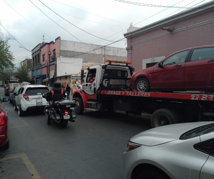 Retira Tránsito de Monterrey vehículos mal estacionados