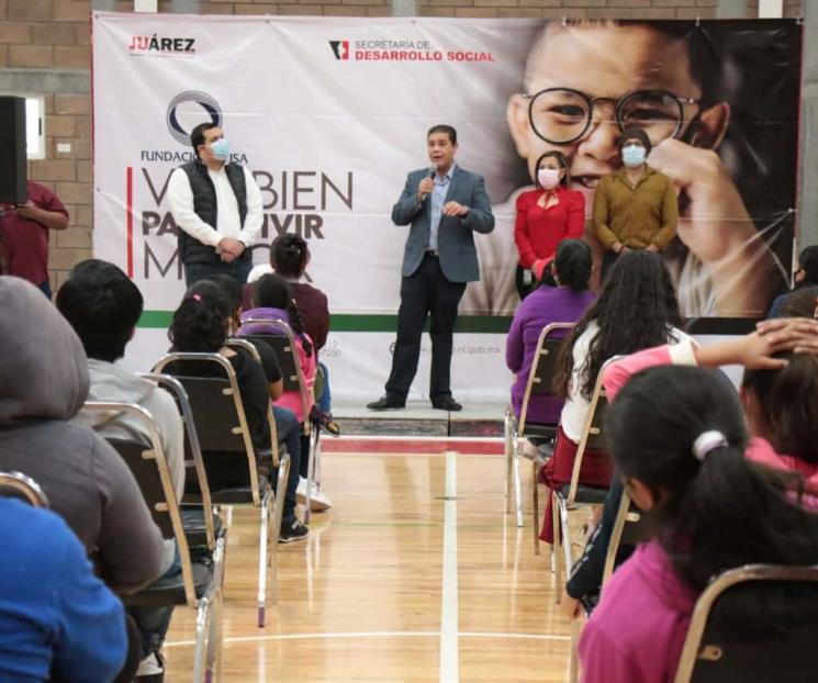 Entrega Juárez Lentes a Niños con Problemas Visuales