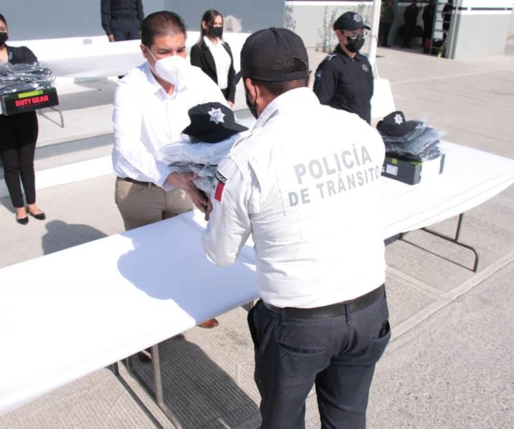 Entregan uniformes a policías de Juárez