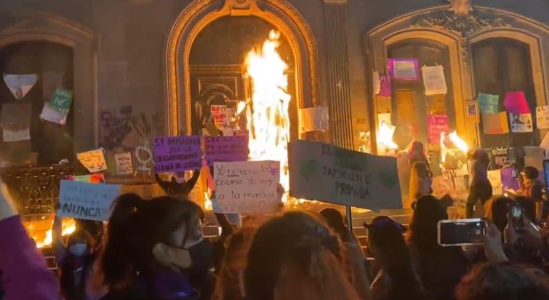 Prenden fuego mujeres a Palacio de Gobierno tras marcha