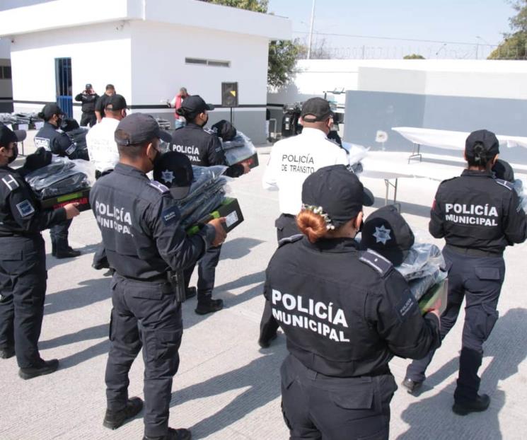 Entregan uniformes a más de 400 policías de Juárez