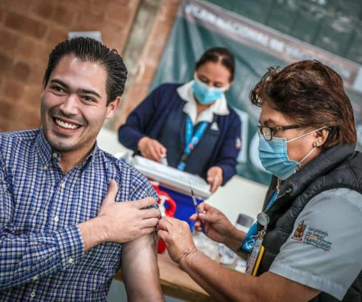 Aplican vacuna de refuerzo para mayores de 18 en Santiago