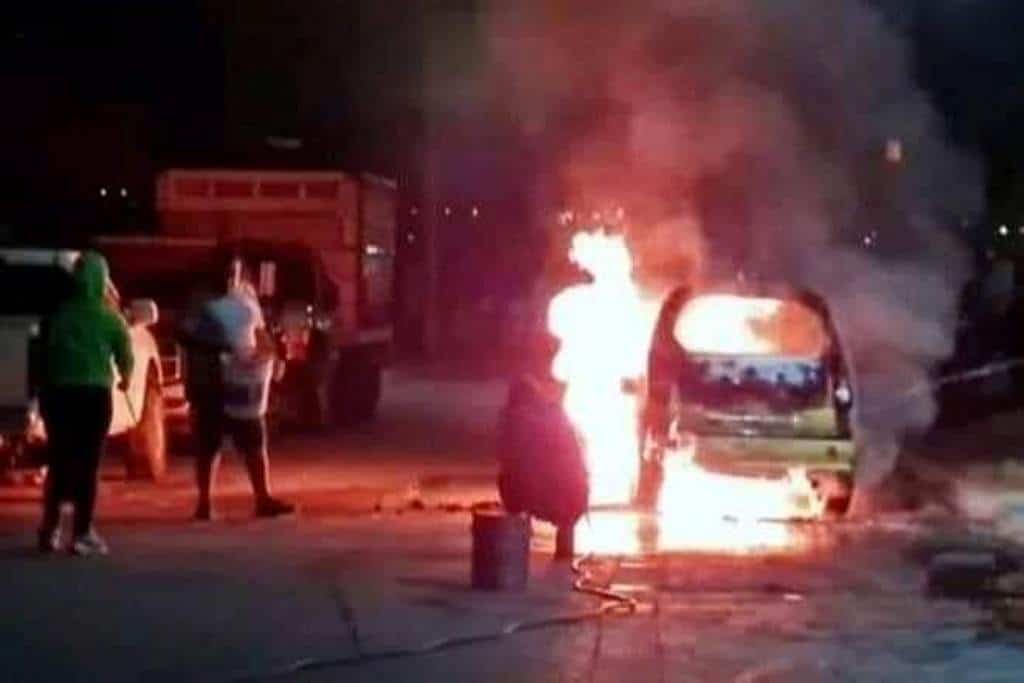 Intentan ubicar a un sujeto que roseo de gasolina e incendio un vehículo en el municipio de Cadereyta