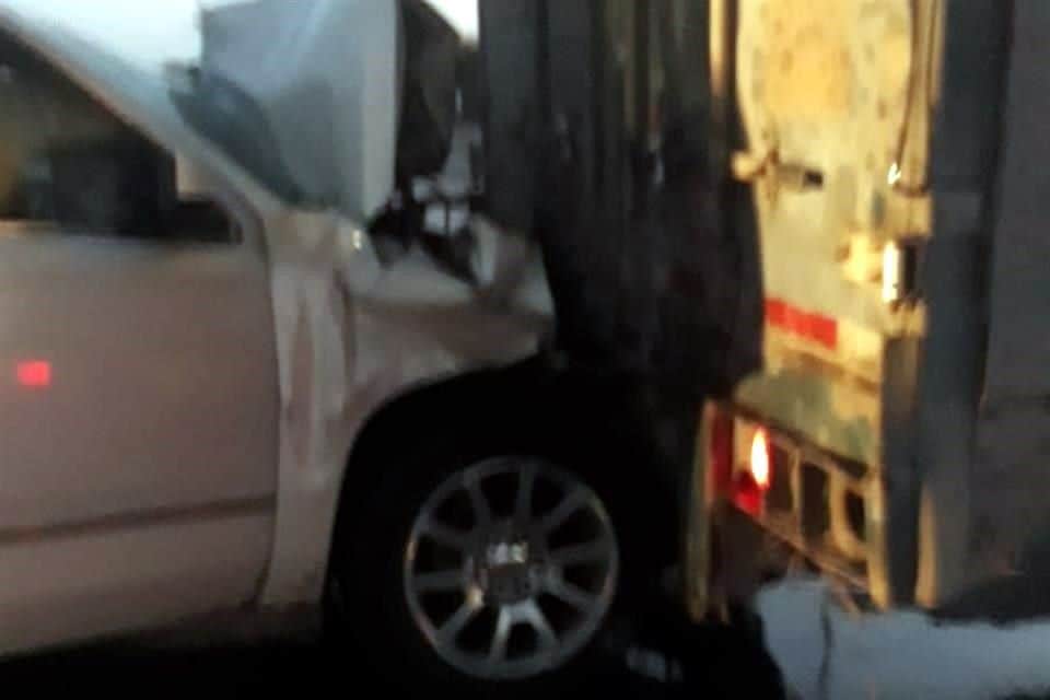 Dos mujeres terminaron con lesiones de consideración al estrellar su camioneta, contra la parte trasera de un tráiler