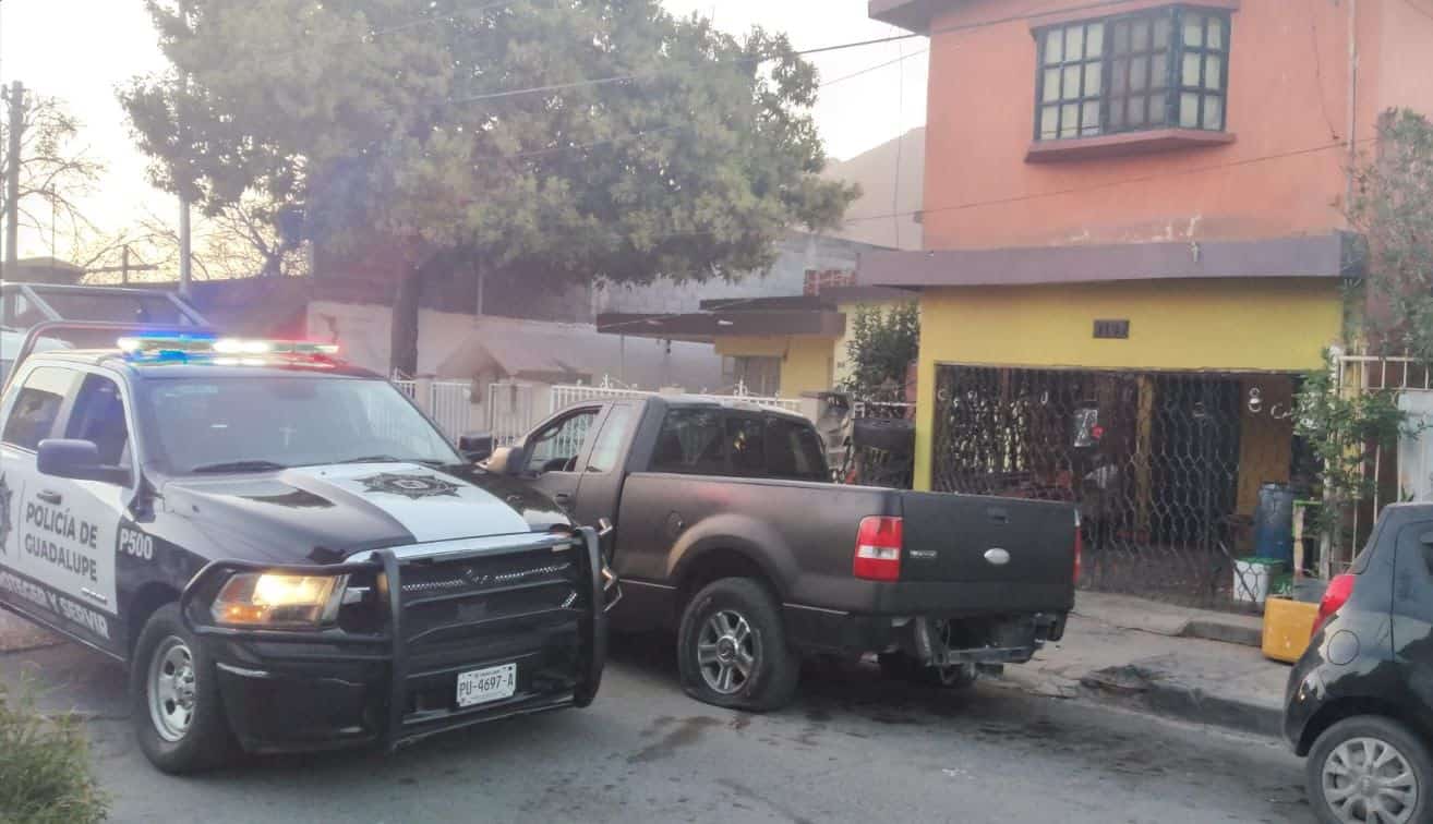 Tras intentar quemar su domicilio y la camioneta de su papá, un hombre al parecer intoxicado fue arrestado
