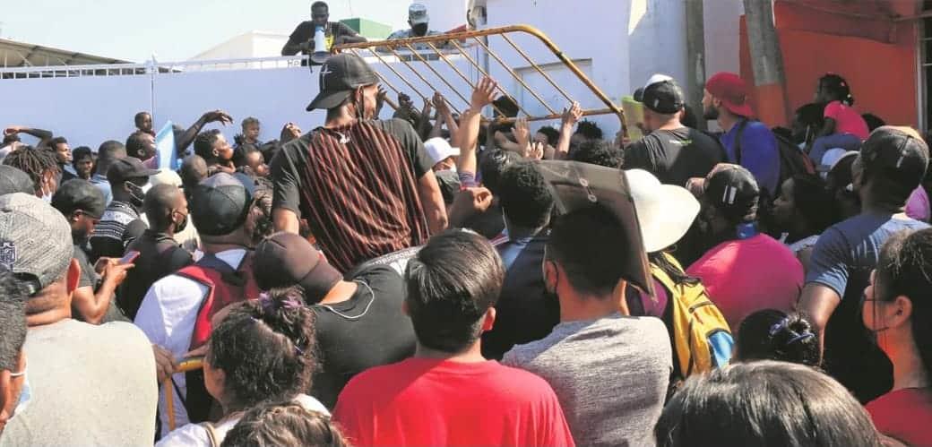 Irrumpen migrantes en instalaciones del INM