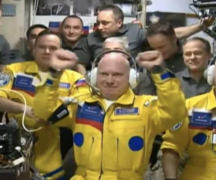 Cosmonautas rusos llegan vestidos de amarillo y azul