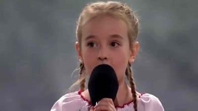 Amelia conmueve al interpretar himno de Ucrania