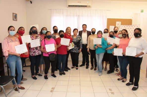 Reconoce Juárez a alumnas graduadas de cursos de auto empleo