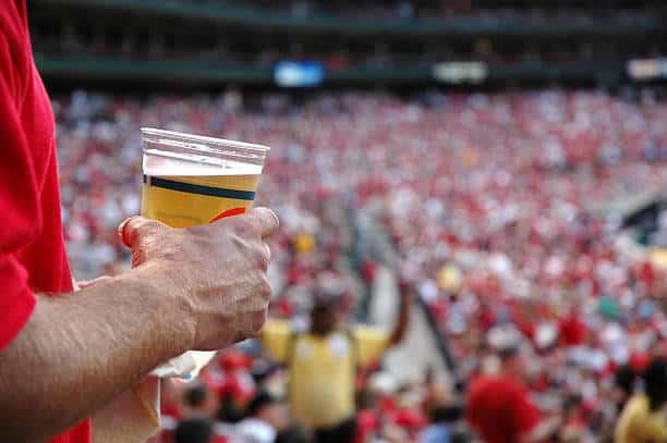 Analizan limitar cerveza en estadios