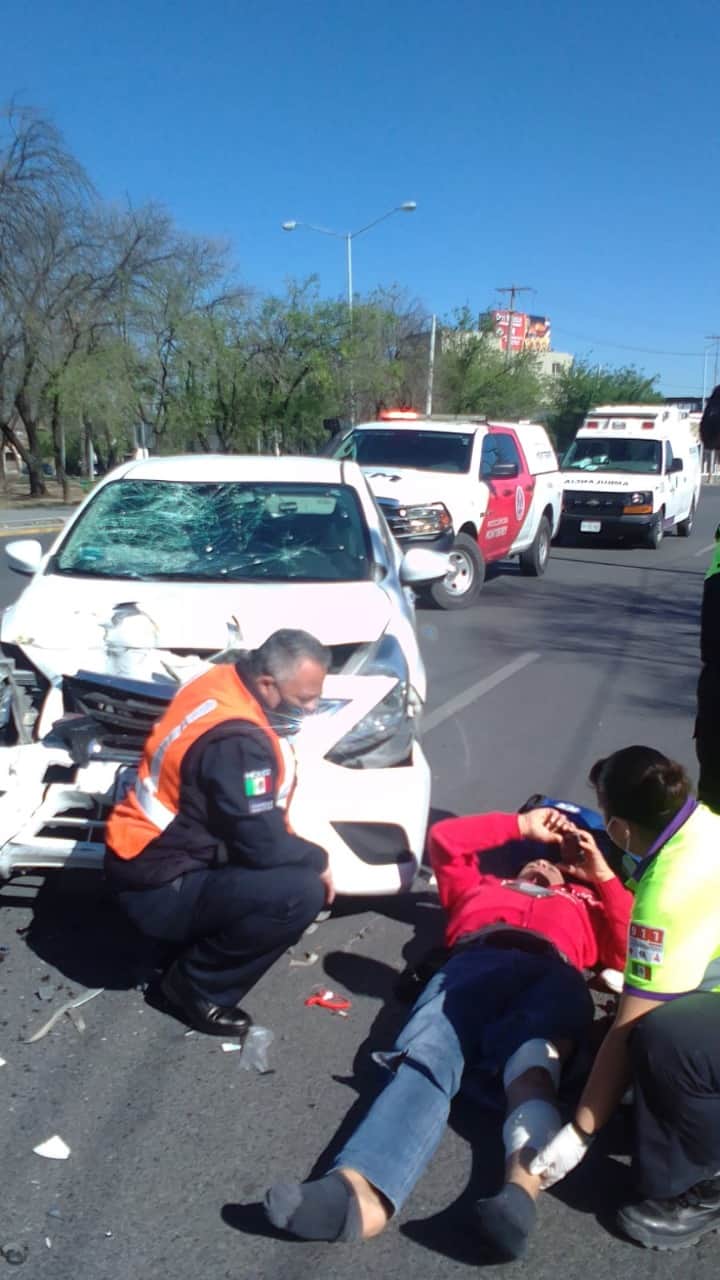 Con diversas heridas resultó un motociclista al chocar contra un vehículo