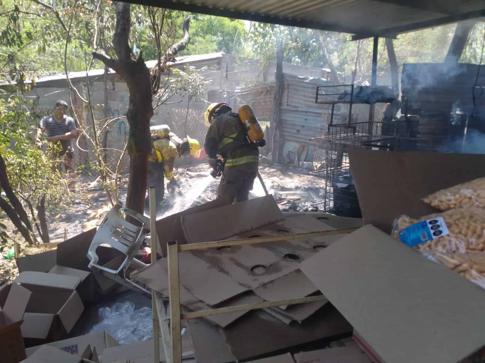 Una intensa movilización de los puestos de socorro se registró en el municipio de Linares, al reportarse el incendio de una empresa de frituras
