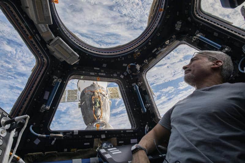 Regresa astronauta tras batir récord