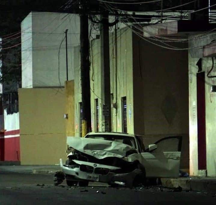 Una menor de edad, que conducía un automóvil BMW, causó una tragedia en Apodaca, al pasarse la señal de alto y chocar una camioneta, dejando un saldo de una mujer sin vida y un menor grave