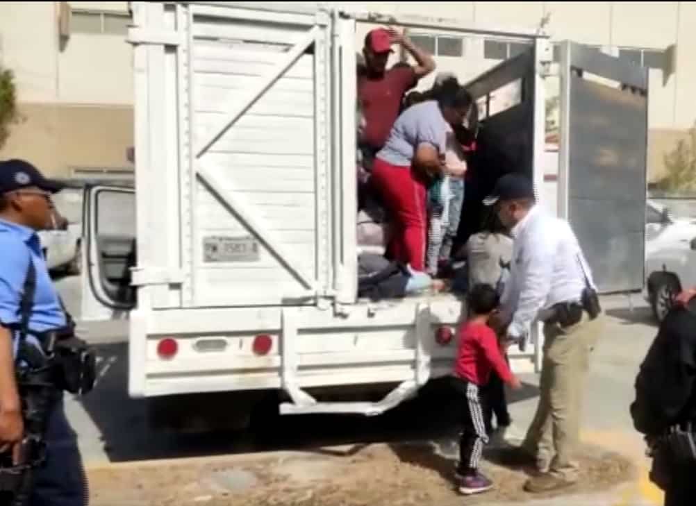 Rescatan a un grupo de 130 migrantes, que eran transportados en varias camionetas