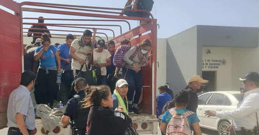 Rescatan a 130 migrantes que eran transportados en Cadereyta