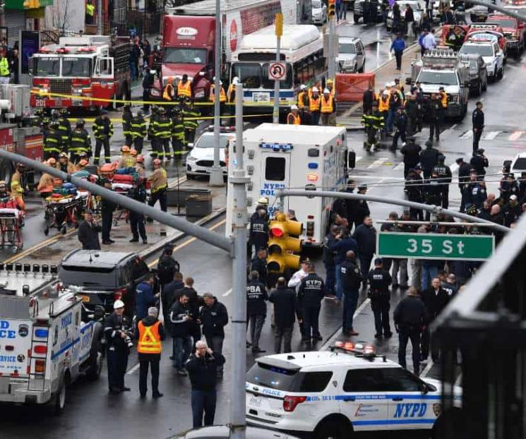 Reportan 5 heridos graves tras tiroteo en metro de NY