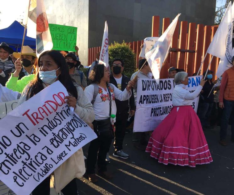 Manifestantes forman valla afuera de San Lázaro