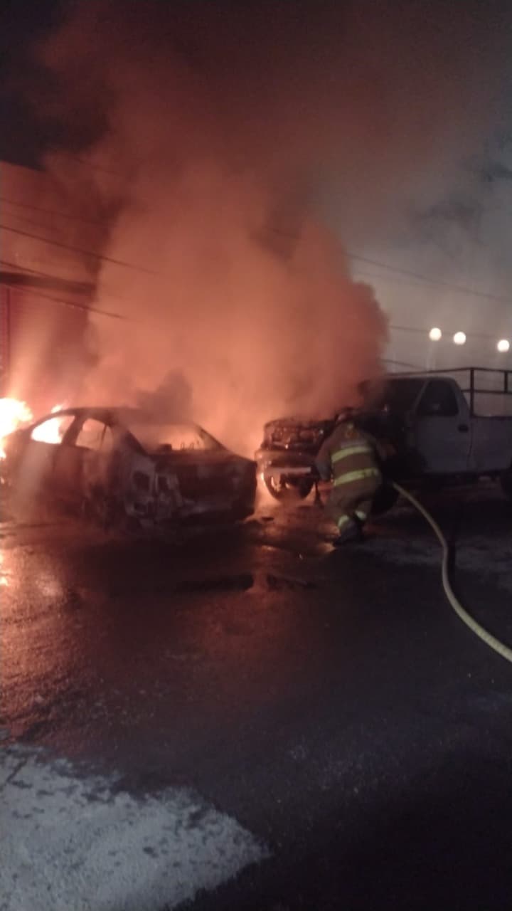 Dos vehículos estacionados se incendiaron tras registrarse un corto circuito en cables de alta tensión