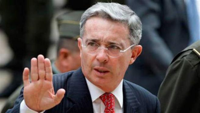  Niegan cerrar caso contra expresidente Uribe por soborno