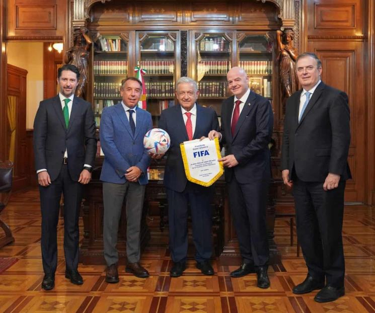 Se reúne presidente de FIFA con AMLO