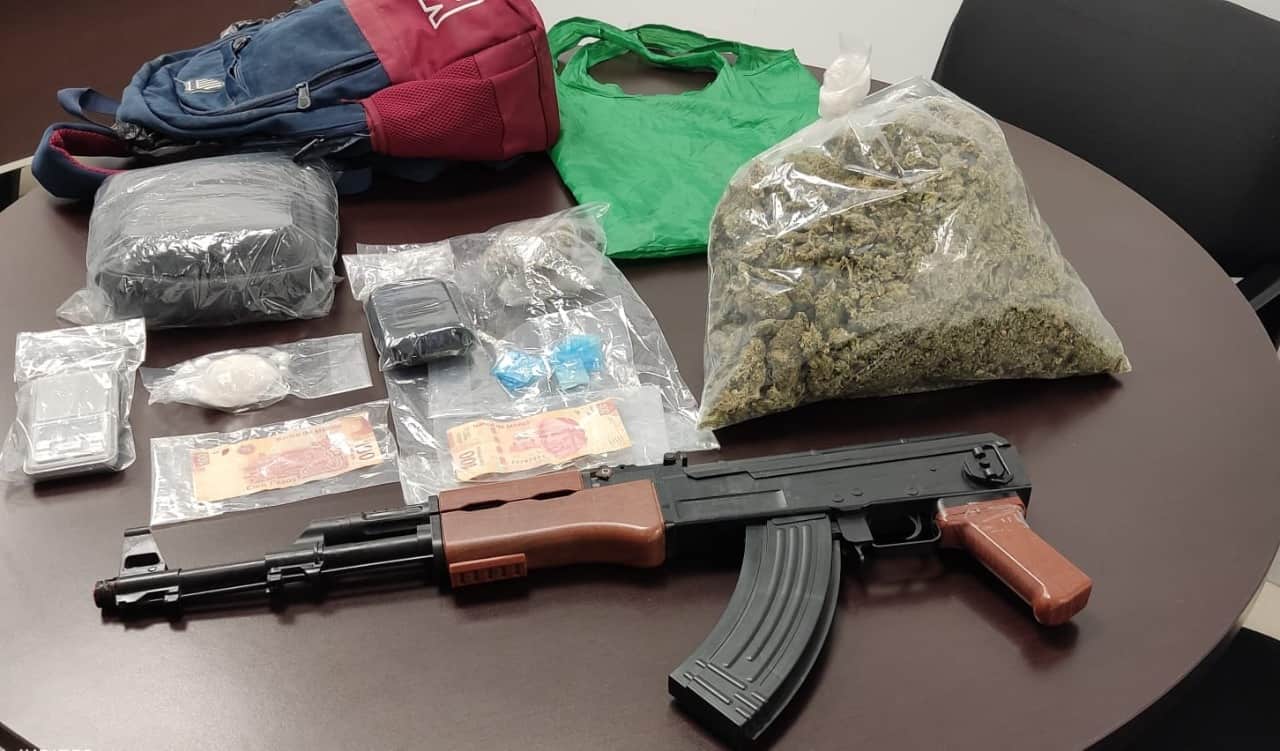 Tres narcomenudistas fueron arrestados, les aseguraron al menos medio kilo de marihuana y una réplica de arma Cuerno de Chivo