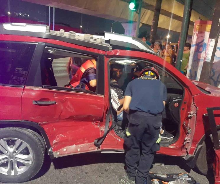 Accidente vehicular en Monterrey deja cinco lesionados