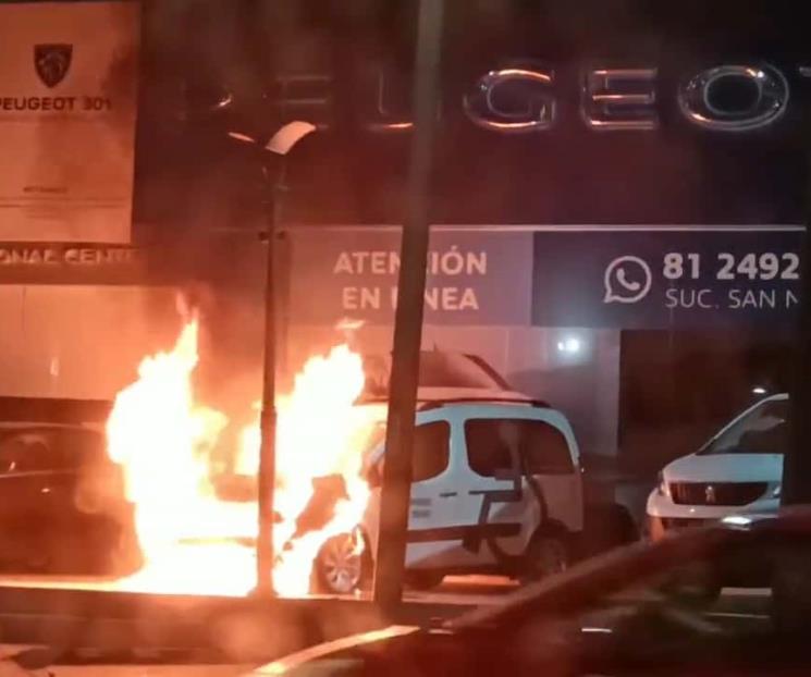 Incendio consume agencia de autos en San Nicolás