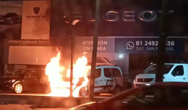  Incendio consume agencia de autos en San Nicolás