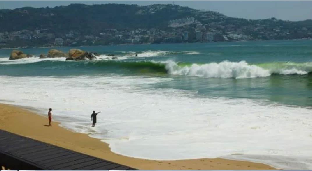 Cierran playas de Mazatlán, olas alcanzan 6 metros de altura