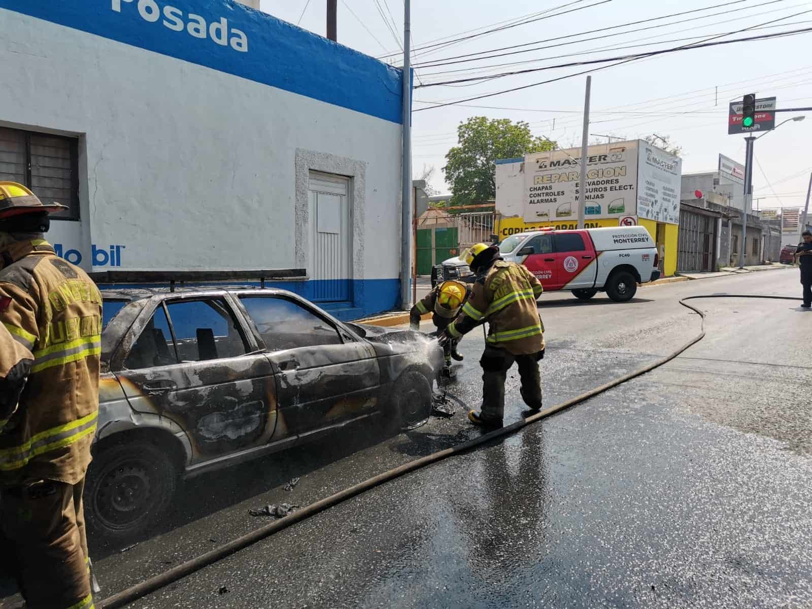Una aparente falla eléctrica hizo un vehículo se incendiara esta mañana en calles de la Colonia Independencia