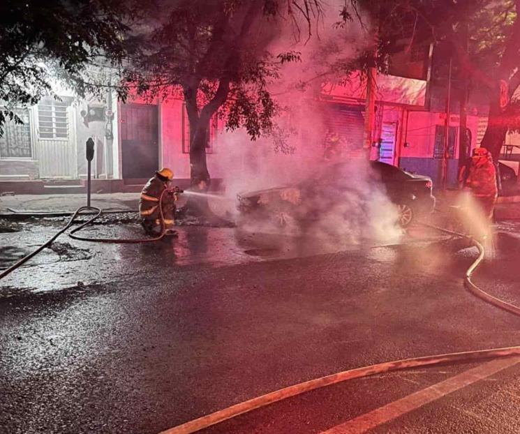 Se incendia auto en Monterrey