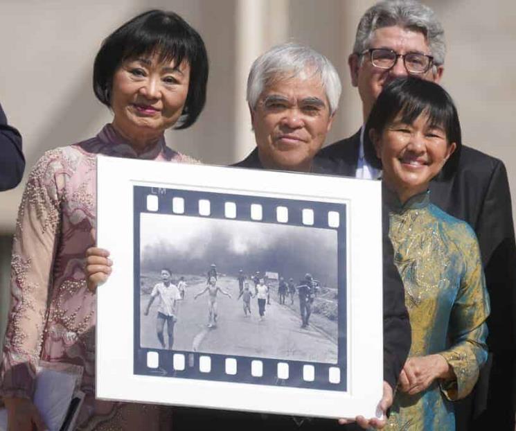 Recibe Papa a fotógrafo y “niña del napalm” de Vietnam