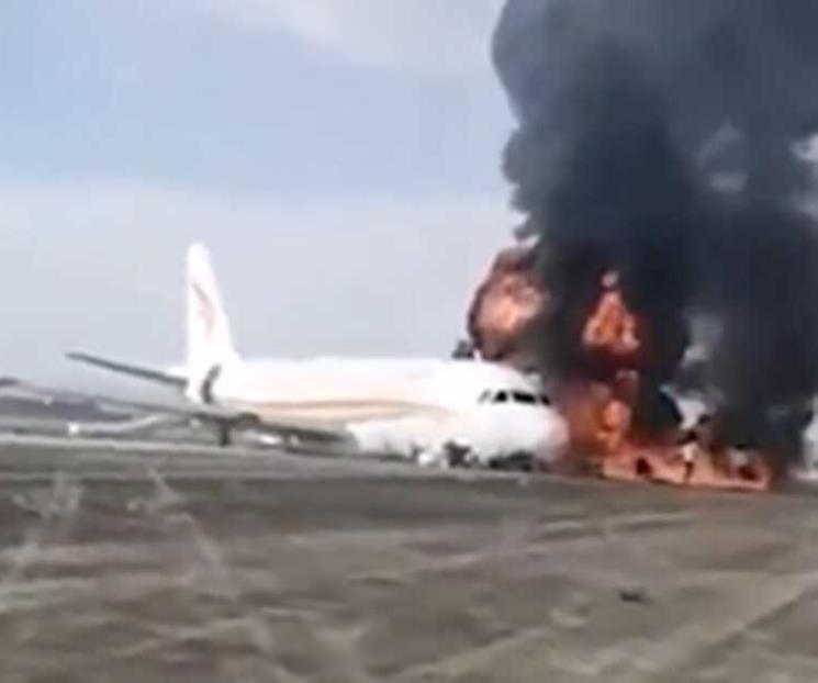Avión se sale de pista en aeropuerto en China y se incendia
