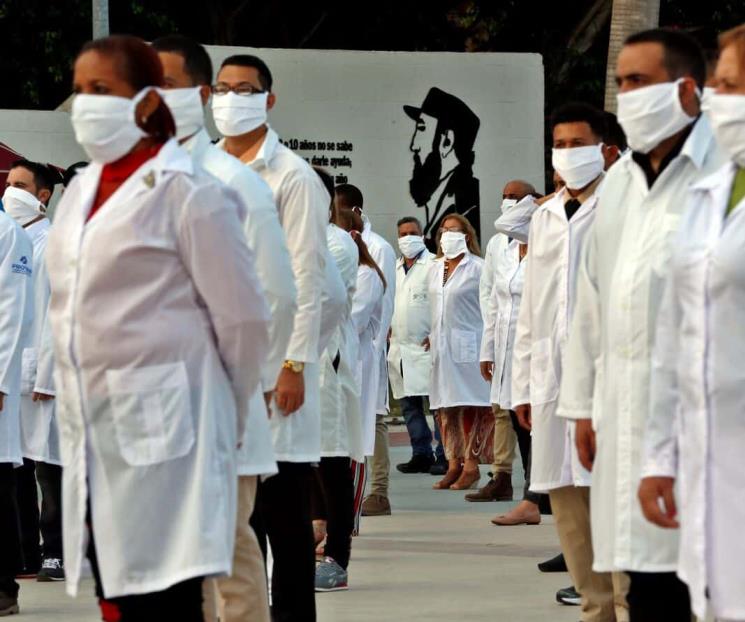 Cuestionan contratación de médicos cubanos