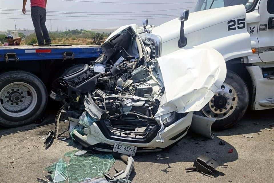Un hombre se salvó de morir, después que su camioneta quedo prensado entre dos tráileres