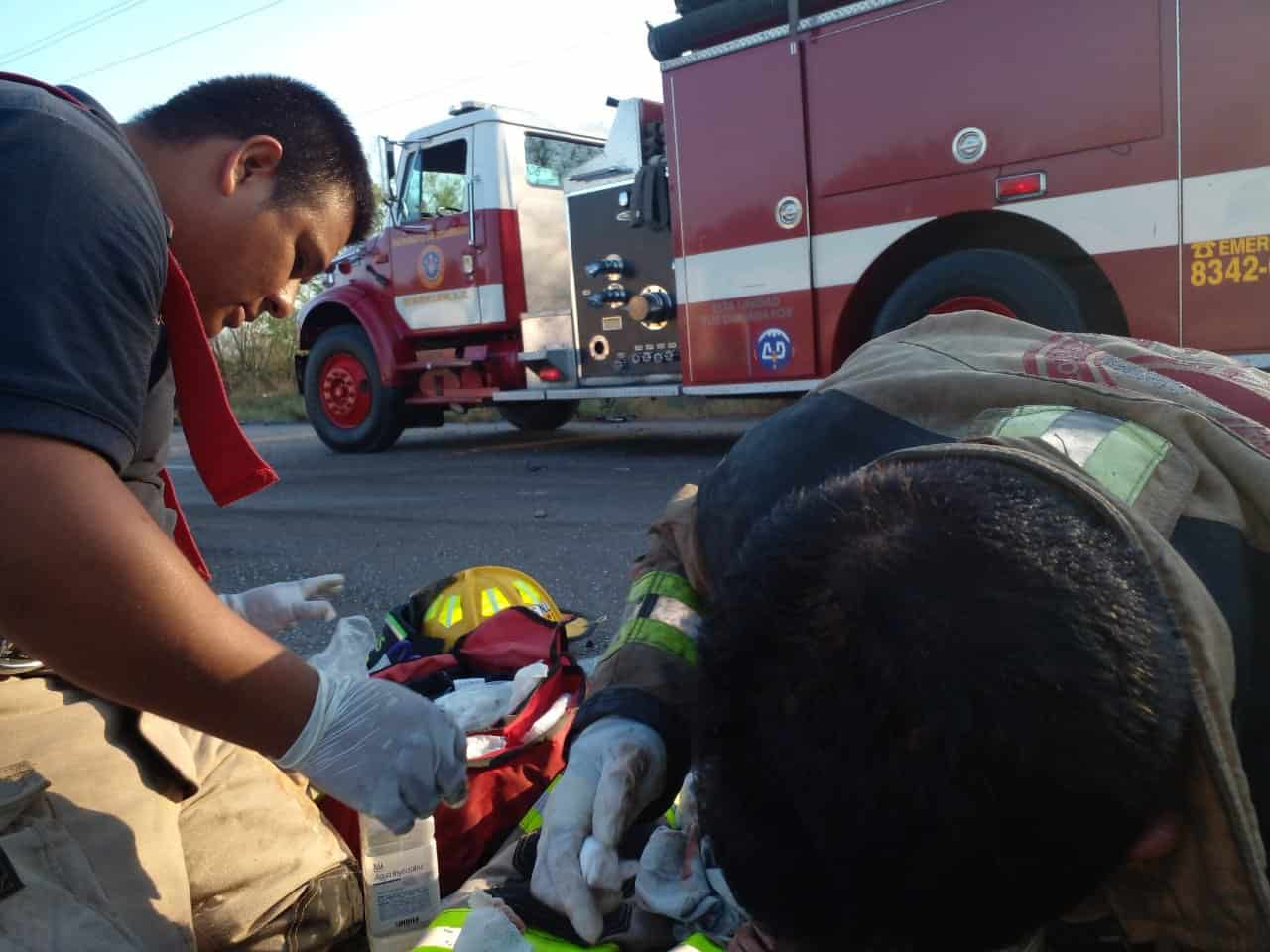 Bomberos de Nuevo León, rescataron a una bebita y sus padres, quienes terminaron atrapados en el interior de su vehículo, la volcarse