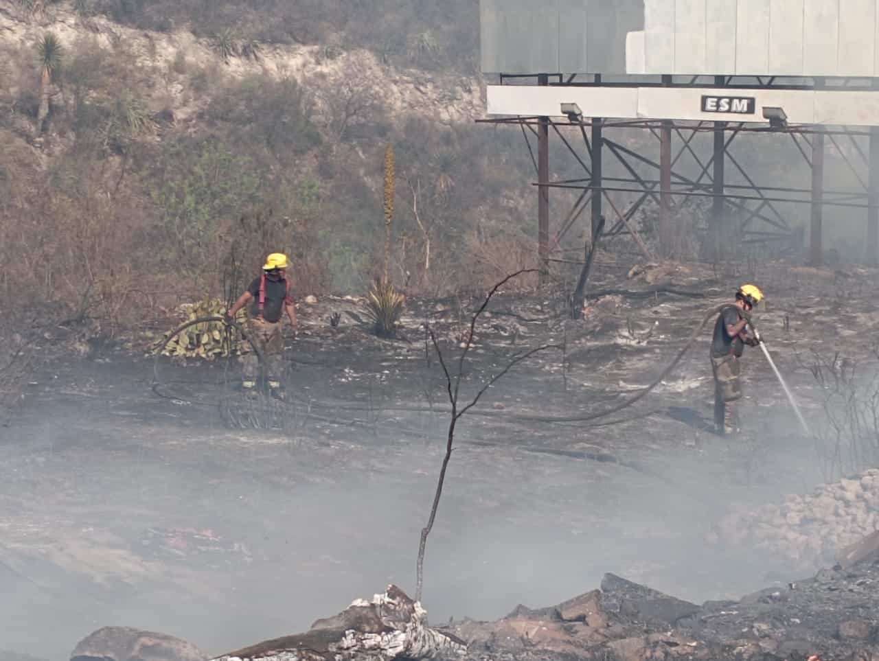 El incendio en el cerro de las Mitras a la altura de la Colonia Colinas de San Jerónimo, movilizó a los cuerpos de Rescate