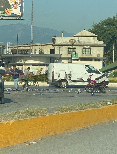 Un grupo de automovilistas detuvieron el tráfico de una importante avenida del municipio de Montemorelos, para tomar las latas de cerveza que regó un camión repartidor
