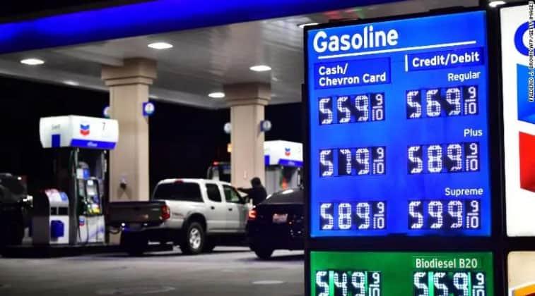 Rebasa precio de gasolina en EU los 32 dólares