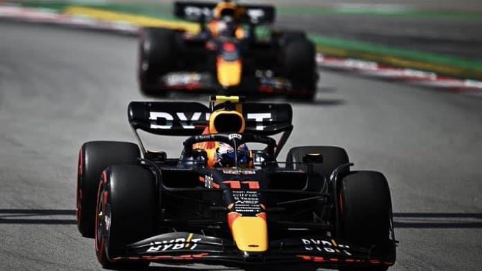 Gana Verstappen en España; Checo acaba segundo